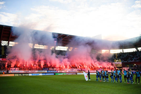 Malmö FFs supportar med bengaler