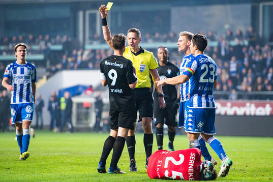 Malmö FFs Markus Rosenberg får gult kort