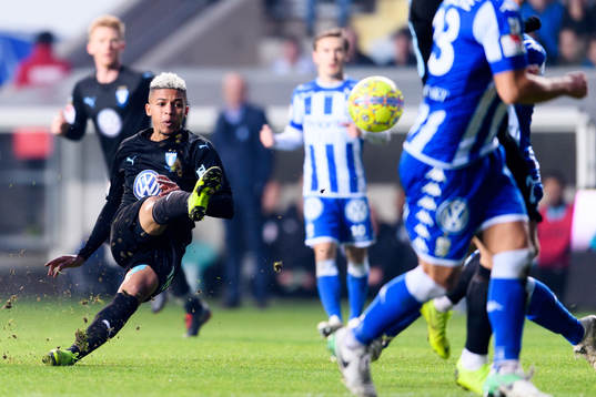 Malmö FFs Romain Gall skjuter bollen till 0-1