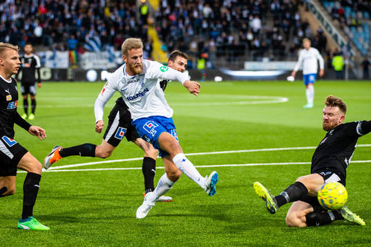 Norrköpings Filip Dagerstål skjuter
