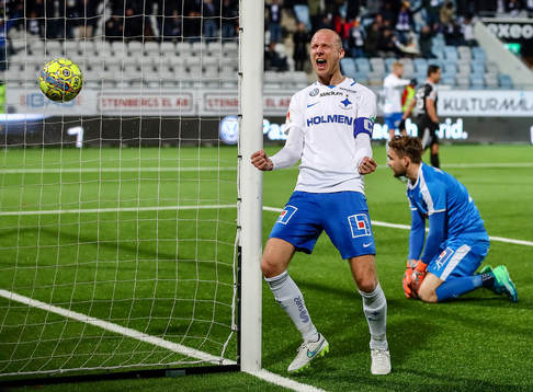 Norrköpings Andreas Johansson jublar och Örebros målvakt