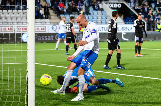 Norrköpings Andreas Johansson sparkar in bollen i målet