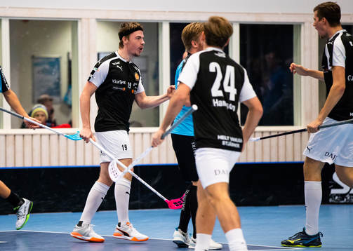 Höllvikens Linus Bergström jublar