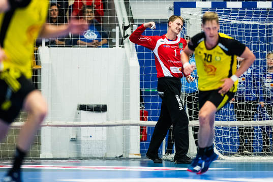 Alingsås målvakt Niklas Kraft jublar