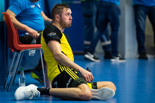 Sävehofs Jonas Larholm sitter vid sidan av plan