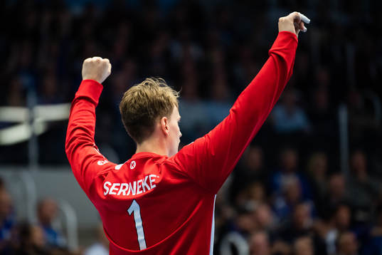 Alingsås målvakt Niklas Kraft jublar