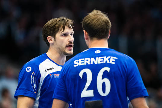 Alingsås Fredrik Teern diskuterar med Niclas Barud