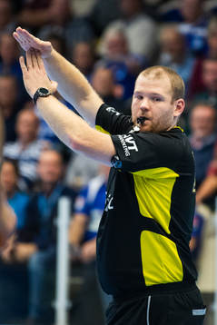 Domare Martin Strand visar time-out-tecken