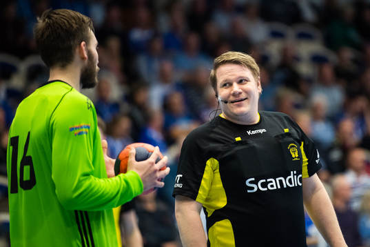 Sävehofs målvakt Agust Eli Björgvinsson diskuterar med