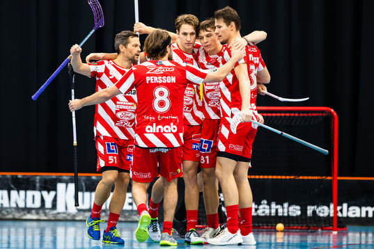 Pixbos Adam Persson jublar med lagkamrater