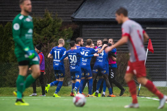 Hólmbert Fridjónsson of Aalesund celebrates with team