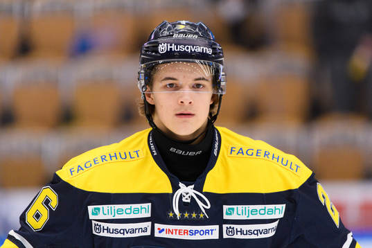 s Max Wennlund värmer upp innan ishockeymatchen i SHL