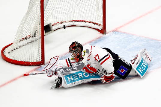 Örebros målvakt Eero Kilpeläinen släpper in mål 1-0 av