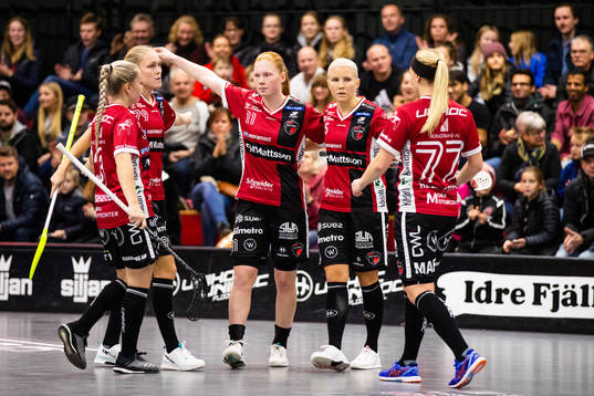 Moras Johanna Hultgren jublar med lagkamrater