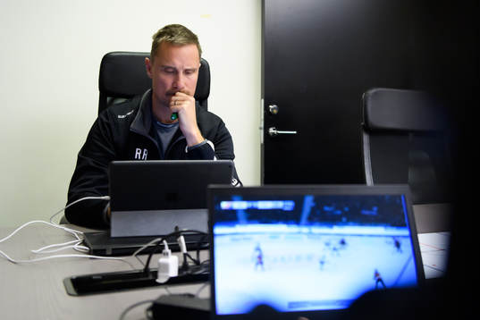 Frölundas tränare Roger Rönnberg innan en