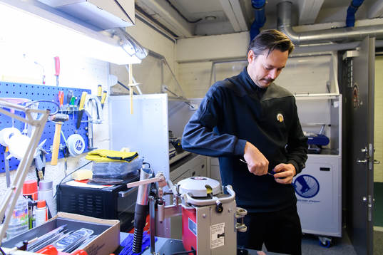 Frölundas materialare Magnus Jansson innan en