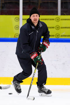 Frölundas skridskotränare Andreas Larsson innan en