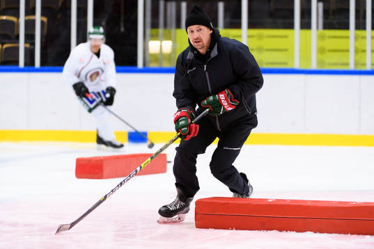 Frölundas skridskotränare Andreas Larsson innan en
