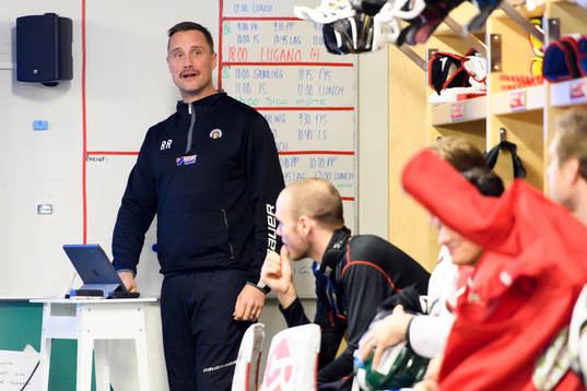 Frölundas tränare Roger Rönnberg har genomgång med