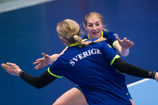 under en träning med damlandslaget i handboll