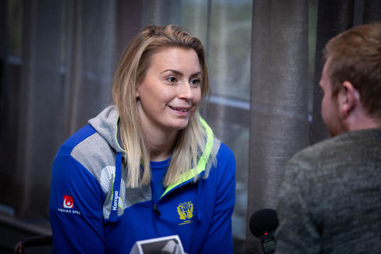 Isabelle Gulldén pratar med media