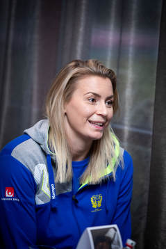 Isabelle Gulldén pratar med media