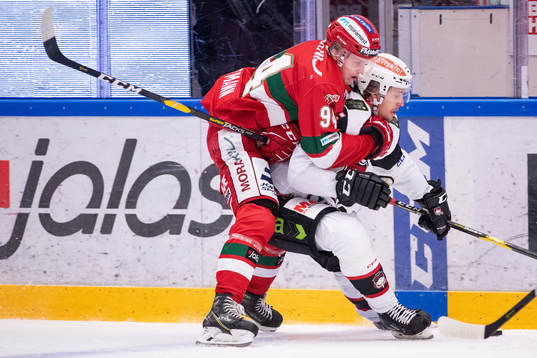 Moras Sebastian Hartmann och Malmö Redhawks Carl Persson