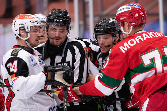 Malmö Redhawks Emil Molin och linjemän David Laksola och