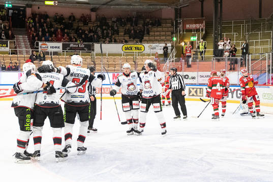 Malmö Redhawks spelarmna jublar Moras spelare deppar