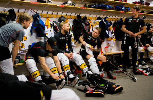 Luleås Johan Harju och Robin Kovacs i omklädningsrummet