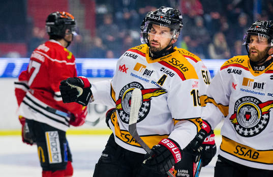 Luleås Niklas Olausson gör 0-1 och jublar