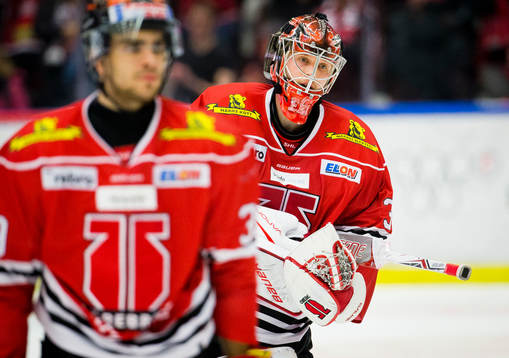 Örebros målvakt Eero Kilpeläinen deppar
