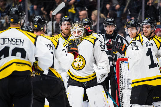 Brynäs spelare jublar med målvakt Tomi Karhunen
