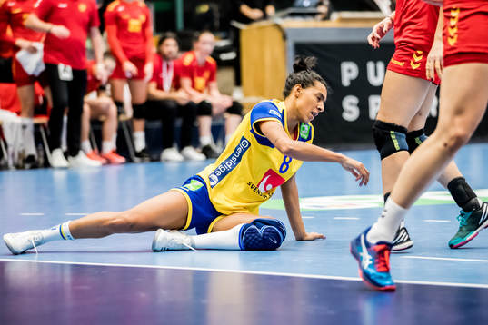 Sveriges Jamina Roberts liggandes på golvet