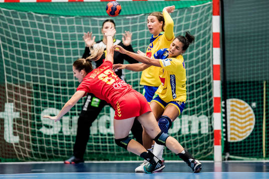 Sveriges Jamina Roberts tacklar Montenegros Andela Bulatovic