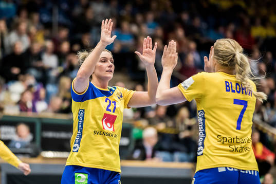 Sveriges Sabina Jacobsen och Linn Blohm jublar