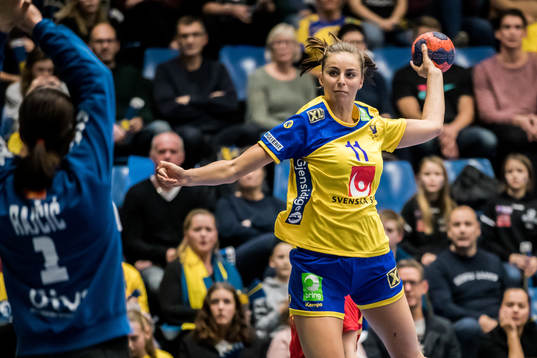 Sveriges Daniela Gustin och Montenegros målvakt Ljubica