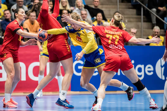 Sveriges Anna Lagerquist mellan Montenegros Đurđina