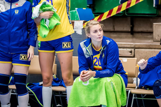 Sveriges Isabelle Gulldén (h) på bänken