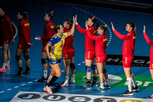 Sveriges Sabina Jacobsen gör enter och hälsar på