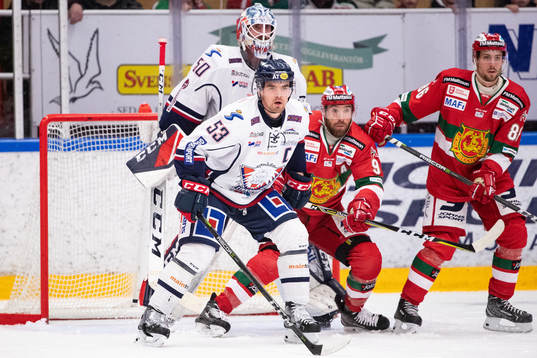 Linköpings Eddie Larsson och Moras Andrew Rowe framför