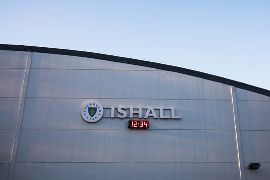 Skylt på Zinkensdamms Ishall innan bandymatchen i