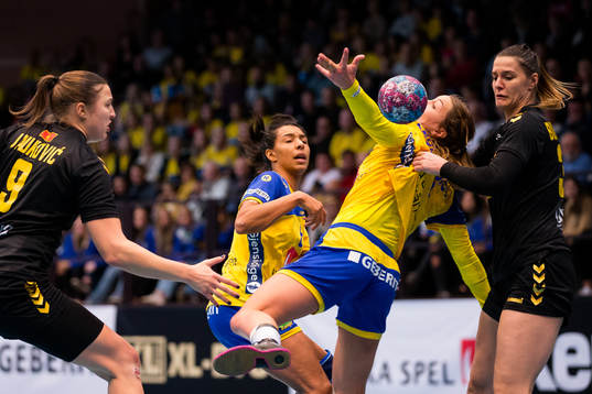 Sveriges Jamina Roberts spelar in till Anna Lagerquist