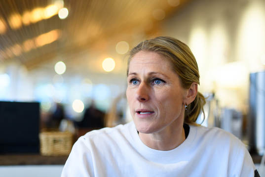Erica Johansson blir intervjuad