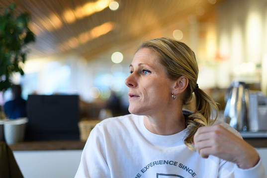 Erica Johansson blir intervjuad
