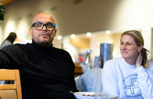 Matias Ghansah och Erica Johansson blir intervjuade
