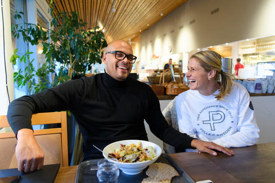 Matias Ghansah och Erica Johansson blir intervjuade