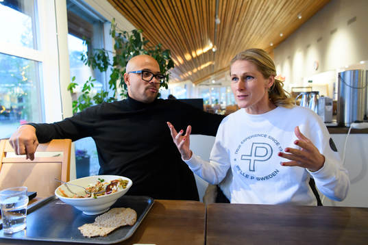Matias Ghansah och Erica Johansson blir intervjuade