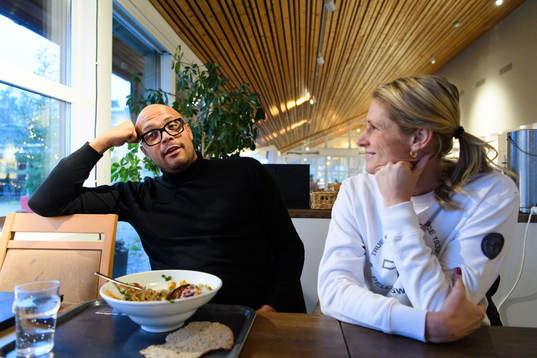 Matias Ghansah och Erica Johansson blir intervjuade