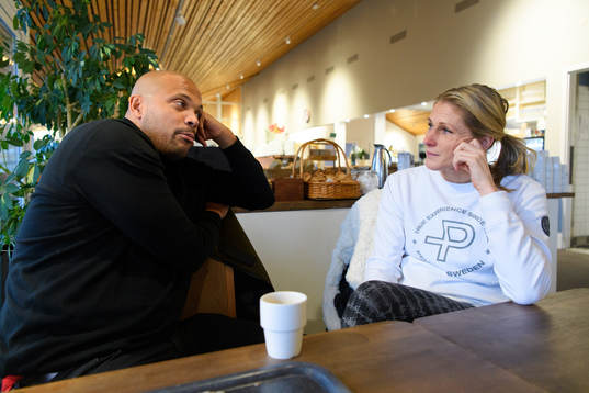 Matias Ghansah och Erica Johansson blir intervjuade